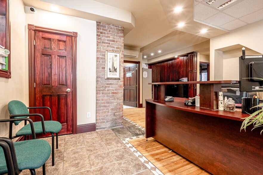 More Photos Of 1340-1344 Rue King O, Sherbrooke Office For Sale