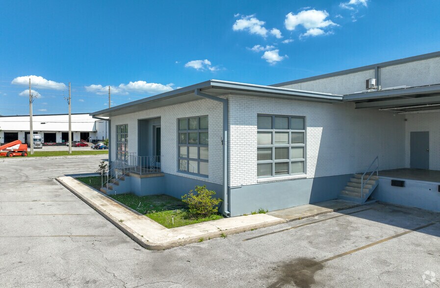 More Photos Of 3750 Bengert St, Orlando Warehouse For Lease