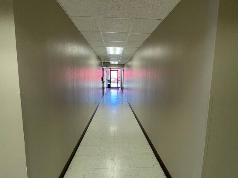 More Photos Of 1305 S Key Ave, Lampasas Office For Sale