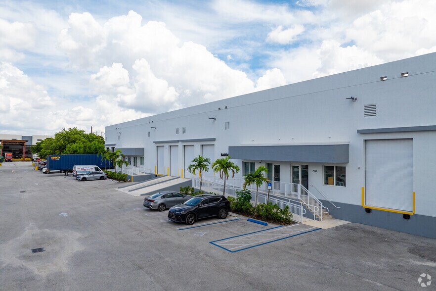 More Photos Of 7900 NW 71st St, Miami Warehouse For Lease