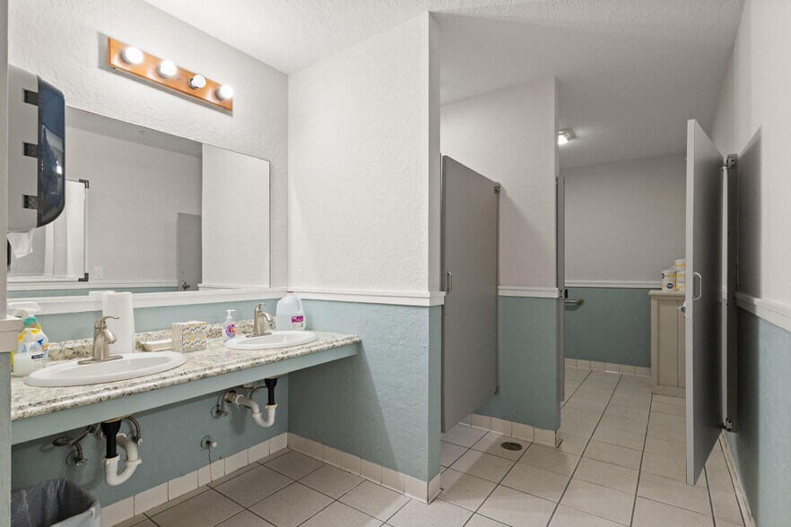 More Photos Of 6024 Cortez Blvd, Weeki Wachee General Retail For Sale