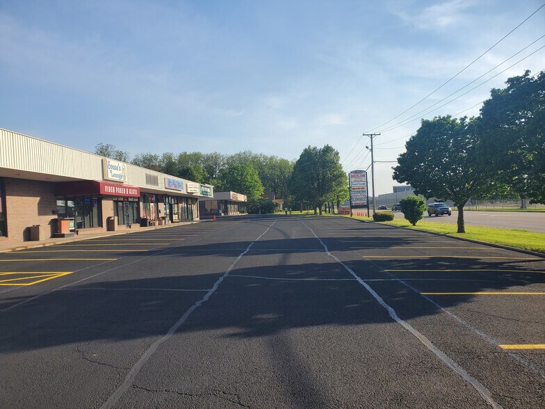 More Photos Of 5811 Forest Hills Rd, Rockford Storefront For Lease