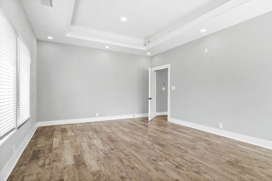 More Photos Of 131 Corporate Dr, Clarksville Flex For Lease