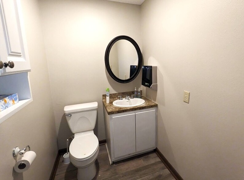 More Photos Of 214 S Burnside Ave, Gonzales Medical For Lease