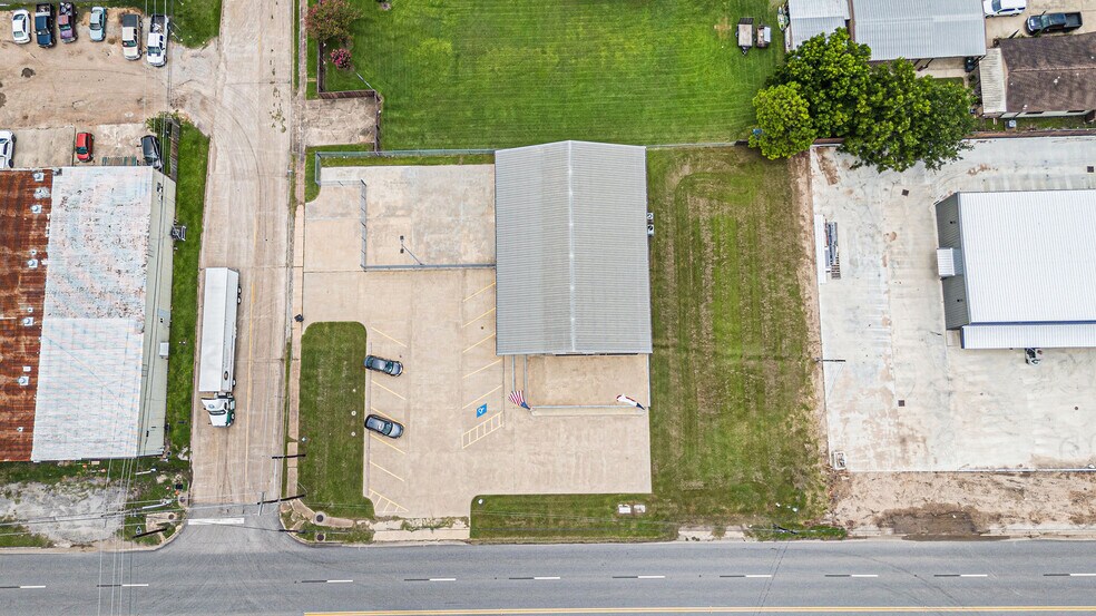 More Photos Of 110 N Walker St, Angleton Warehouse For Lease