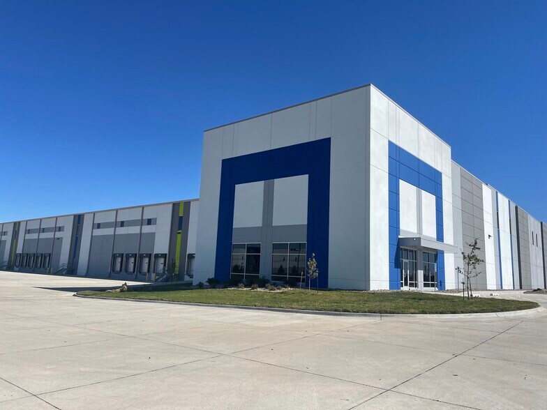 More Photos Of 12501 Plum Dr, Urbandale Distribution For Lease