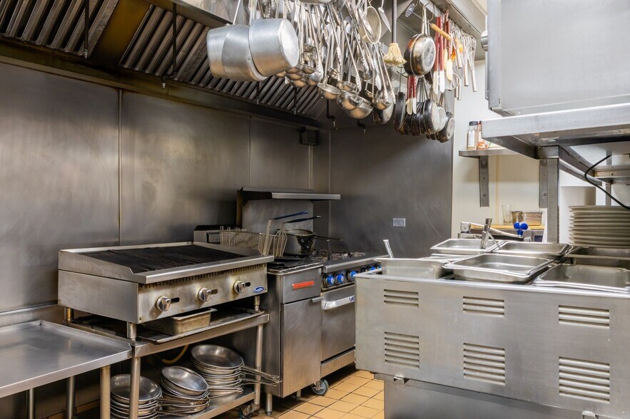 More Photos Of 2100 W Division St, Chicago General Retail For Lease