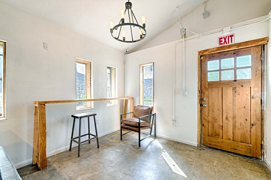 More Photos Of 2737 Carpenter Ave, Dallas General Retail For Lease
