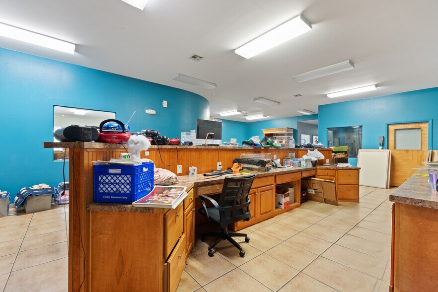 More Photos Of 185 Rebecca St, Gentry Office For Lease