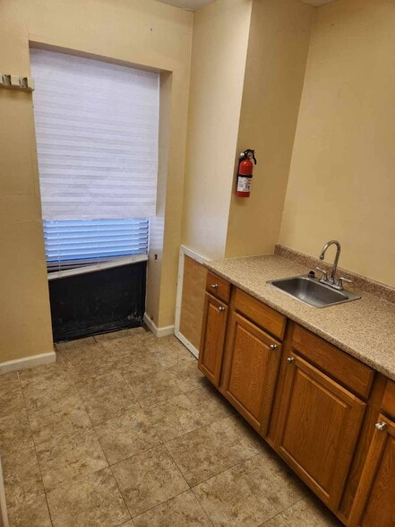 More Photos Of 502 Twin Bridges Rd, Alexandria Self Storage For Lease