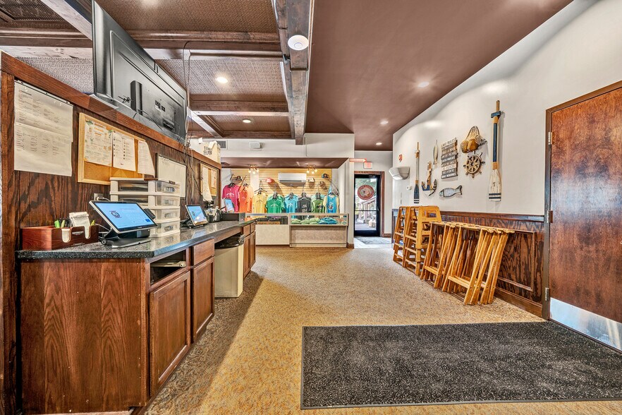More Photos Of 1041 Harbour Inn Ln, Moneta Restaurant For Sale