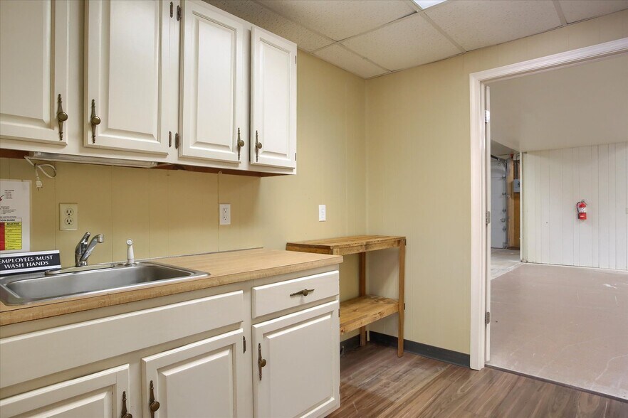 More Photos Of 55 W Shortcut Rd, Newport Loft Creative Space For Sale