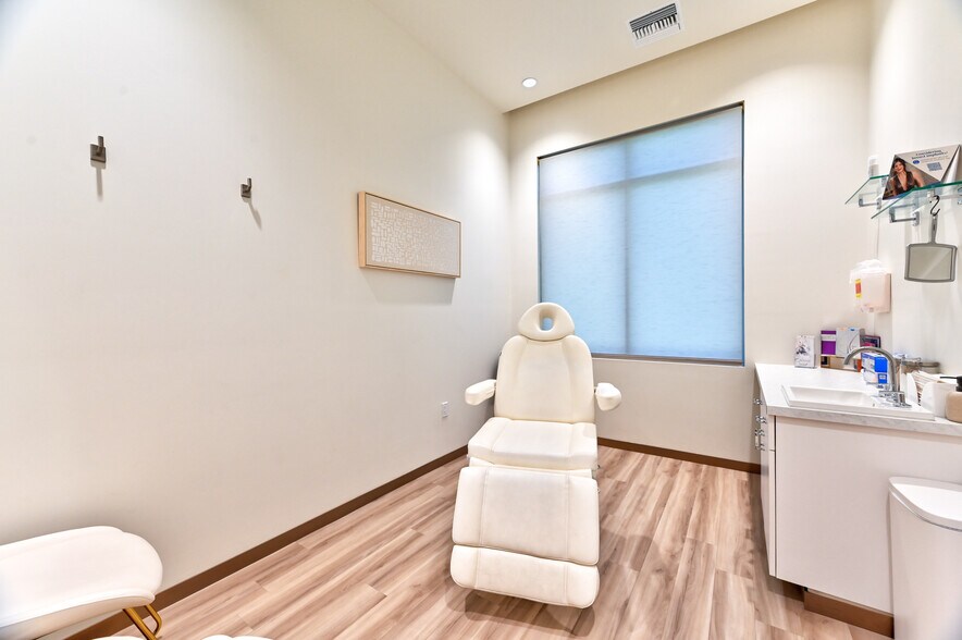More Photos Of 5770 S Durango Dr, Las Vegas Medical For Sale