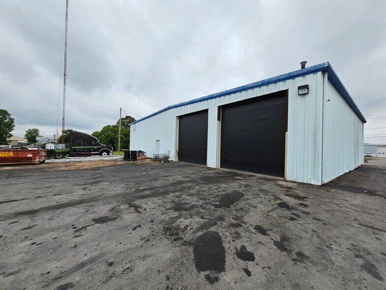 More Photos Of 695 Industrial Dr, Franklin Warehouse For Lease