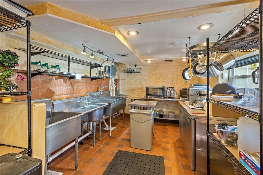 More Photos Of 11712 W Colfax Ave, Lakewood Freestanding For Lease