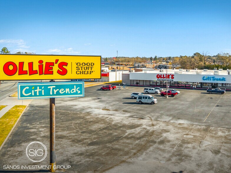 Primary Photo Of 809 S Timberland Dr, Lufkin Storefront For Sale