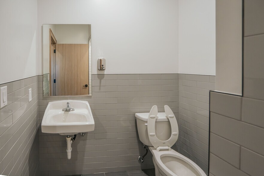 More Photos Of 2603 S Kaufman St, Ennis Industrial For Sale