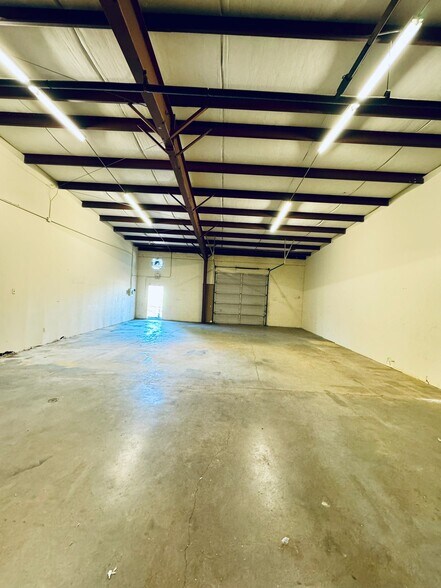 More Photos Of 4200 Lamar Ave, Memphis Warehouse For Lease