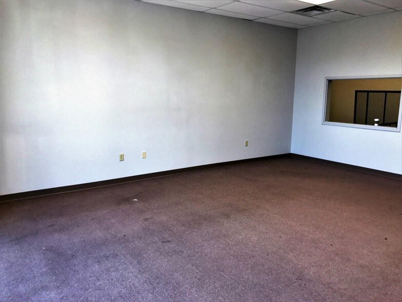 More Photos Of 7330 W 33rd St, Wichita Flex For Lease