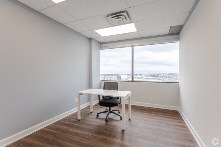 More Photos Of 700 Dorval Dr, Oakville Unknown For Lease