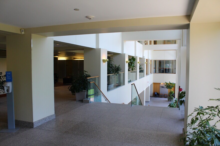 More Photos Of 10 Waterside Dr, Farmington Office For Lease