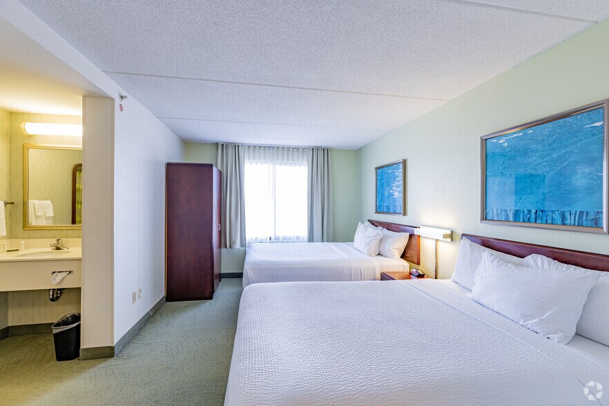 More Photos Of 16 Trinity Point Dr, Washington Hotel For Sale