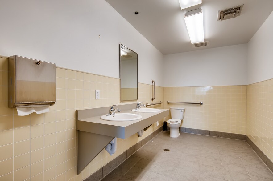 More Photos Of 5550 Joliet St, Denver Warehouse For Sale