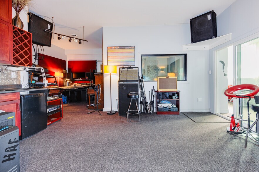 More Photos Of 89 Research Rd, Toronto Warehouse For Sale