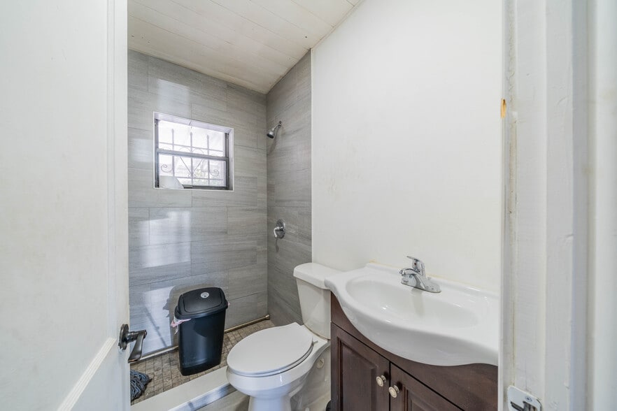 More Photos Of 14041 N Florida Ave, Tampa Auto Dealership For Sale
