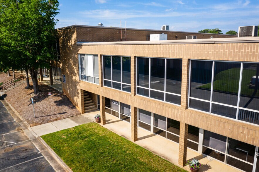 More Photos Of 624 Matthews Mint Hill Rd, Matthews Office For Lease