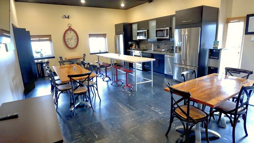 More Photos Of 710 E 64th St, Indianapolis Office For Lease