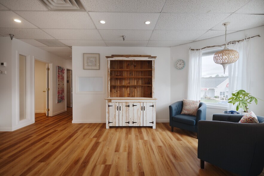 More Photos Of 29 Lafayette Rd, North Hampton Storefront Retail Office For Lease