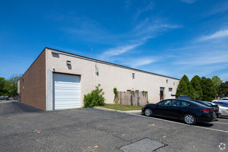 More Photos Of 85 Air Park Dr, Ronkonkoma Industrial For Sale