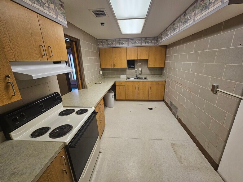 More Photos Of 522 11th SE Ave, Cambridge Office For Lease