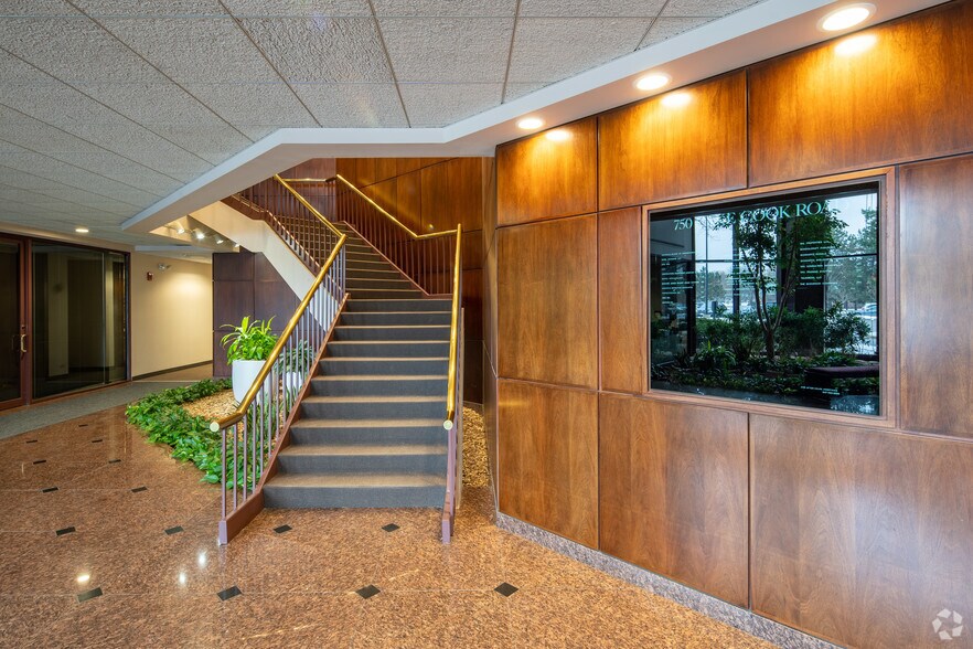 More Photos Of 750 W Lake Cook Rd, Buffalo Grove Office For Lease