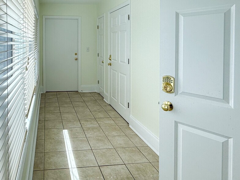 More Photos Of 11 Isabella St, Charleston Flex For Lease