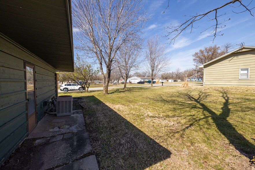 More Photos Of 504 N Poplar St, Peabody Medical For Sale