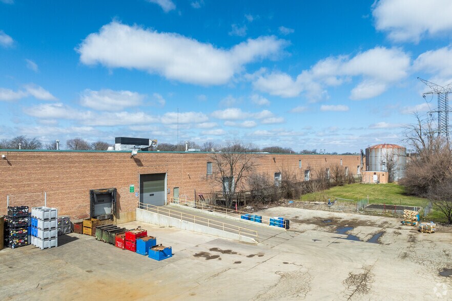 More Photos Of 301-363 N Third Ave, Des Plaines Distribution For Sale