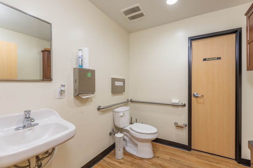 More Photos Of 7131-7133 Darby Ave, Reseda Office For Sale