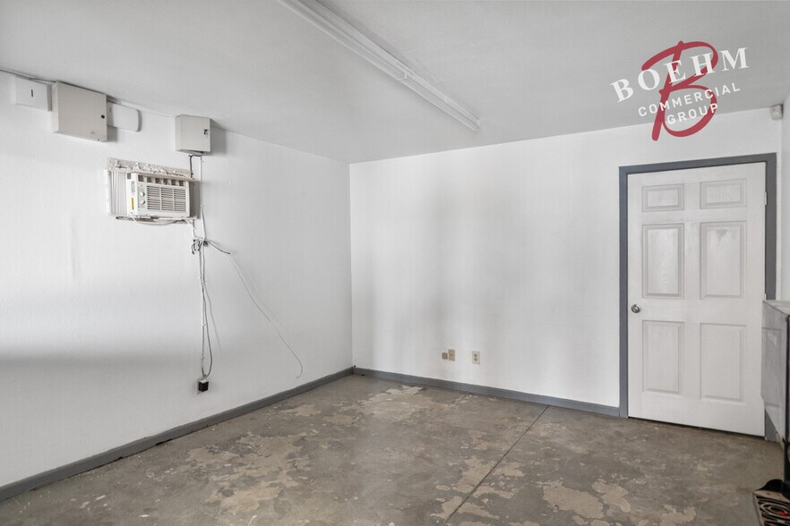 More Photos Of 995 Industrial Blvd, Del Rio Distribution For Lease