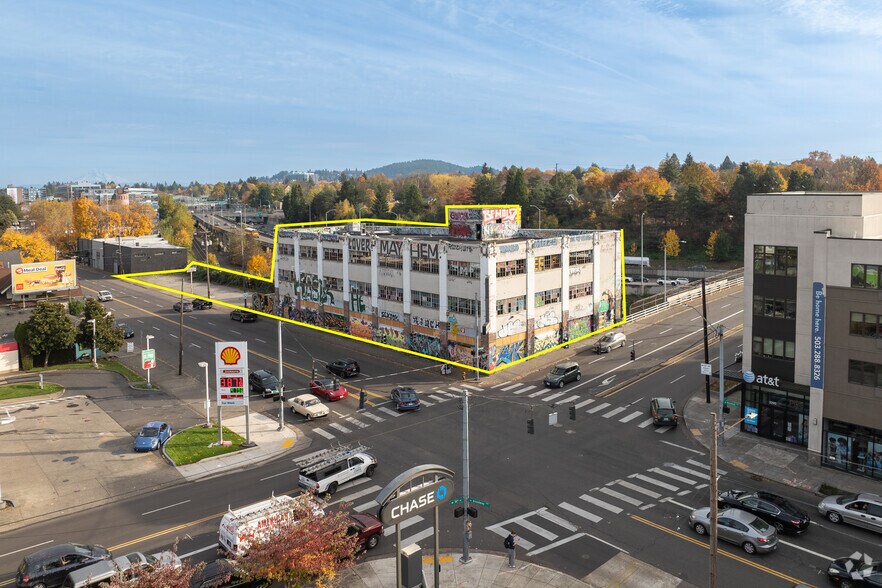 More Photos Of 3300 NE Broadway St, Portland Flex For Sale