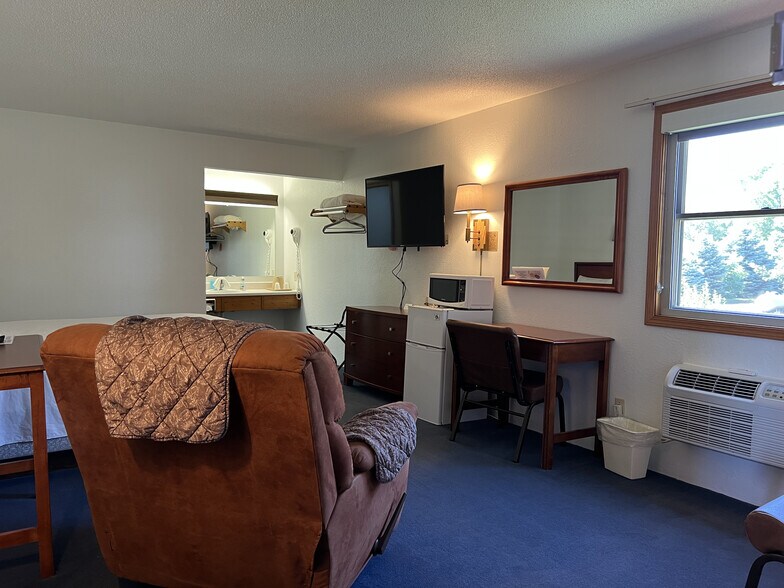 More Photos Of 821 E 7th St, Platte Hotel For Sale