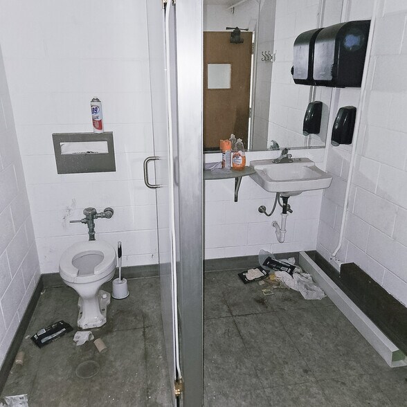 More Photos Of 350 Center St, Grayslake Warehouse For Sale