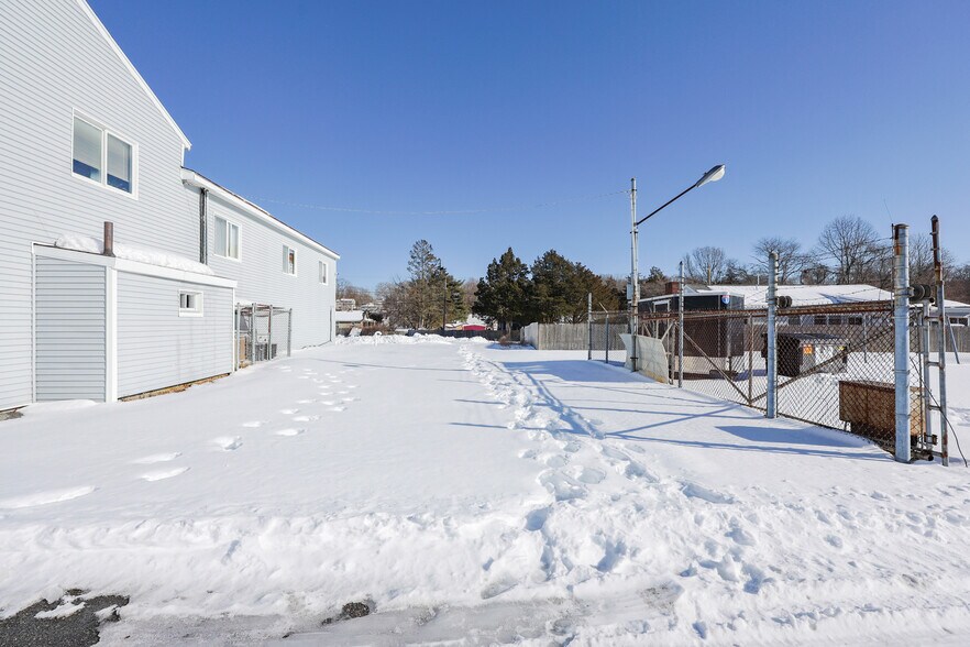 More Photos Of 310-312 Wilbur Ave, Swansea Office For Sale
