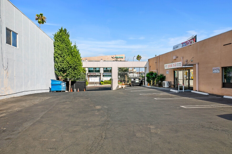 More Photos Of 963 - 965 South Western Avenue, Los Angeles Freestanding For Lease