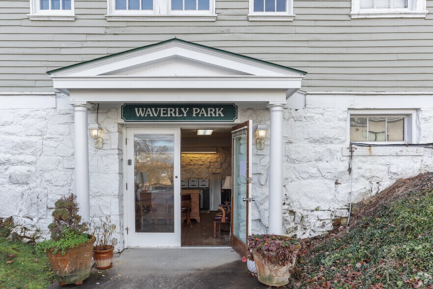 More Photos Of 604 S King St, Leesburg Office For Sale