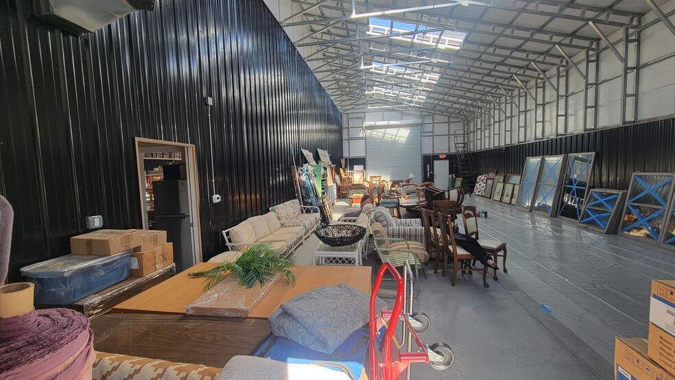 More Photos Of 207 Middle St, Greenwood Warehouse For Lease