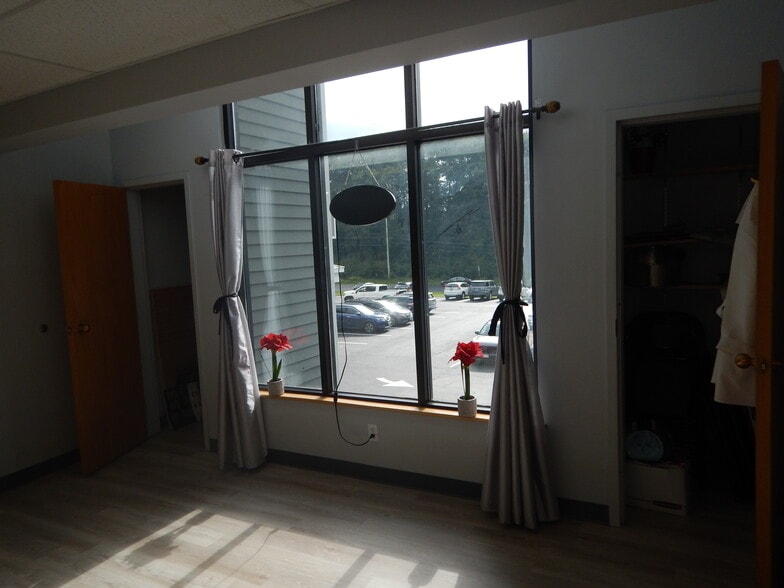 More Photos Of 254 N Broadway, Salem Storefront Retail Office For Sale