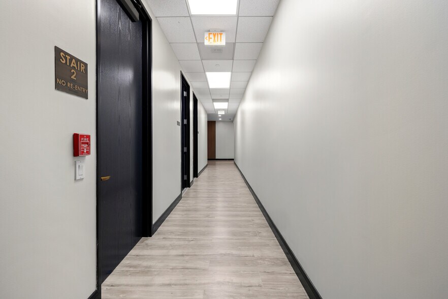 More Photos Of 17 S Briar Hollow Ln, Houston Office Residential For Lease
