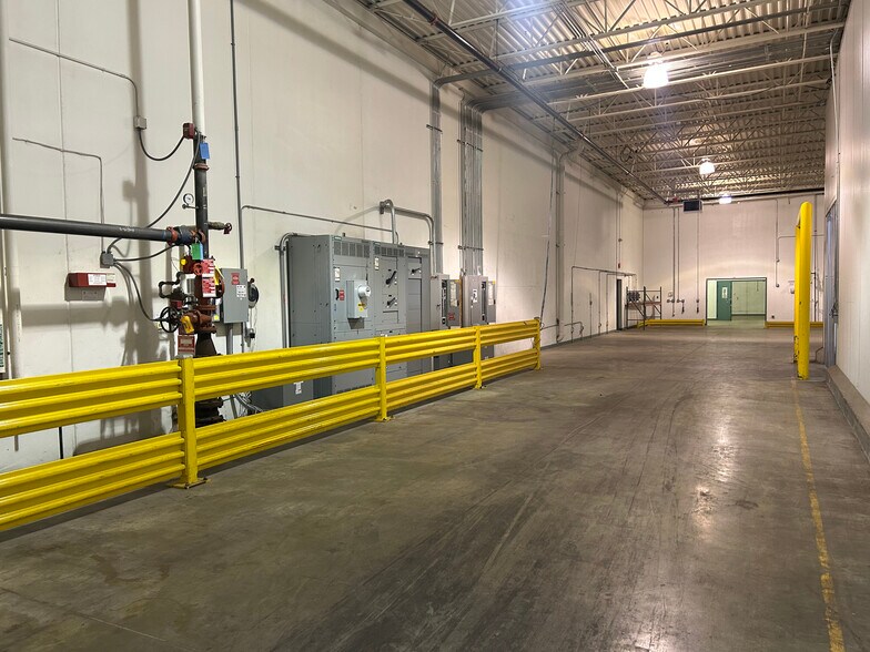 More Photos Of 2805 W Service Rd, Eagan Warehouse For Sale